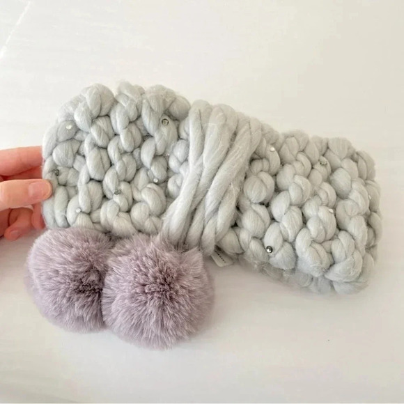 NWT Anthropologie Chunky Knit Embellished Pom Pom Ear Warmer Grey One Size - Picture 3 of 6